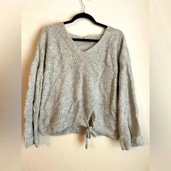Roxy Sweaters - Roxy Sweater Womens Size M Gray Side Tie
Long Sleeve V Neck Knit Pullover